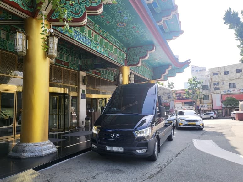 Business Tour Protocol Service for International Buyers